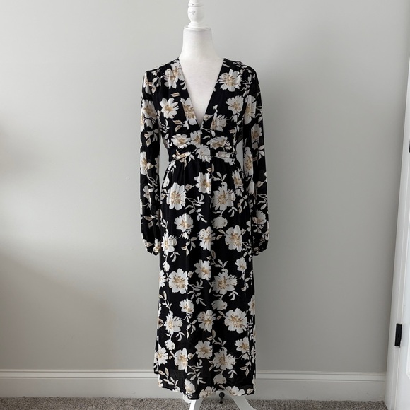 Rokoko By Dazz Dresses & Skirts - 👗Host Pick👗 Black And White Floral Long Sleeve Dress